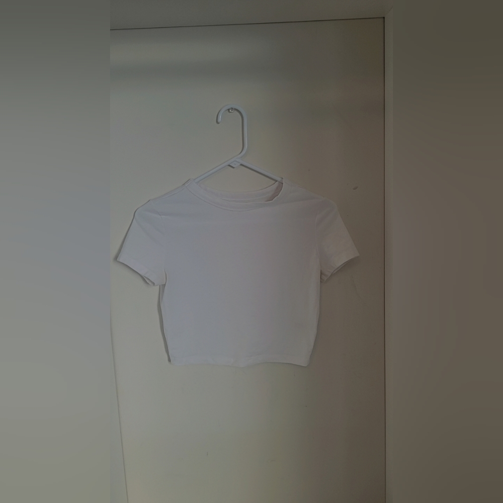 White cropped baby tee